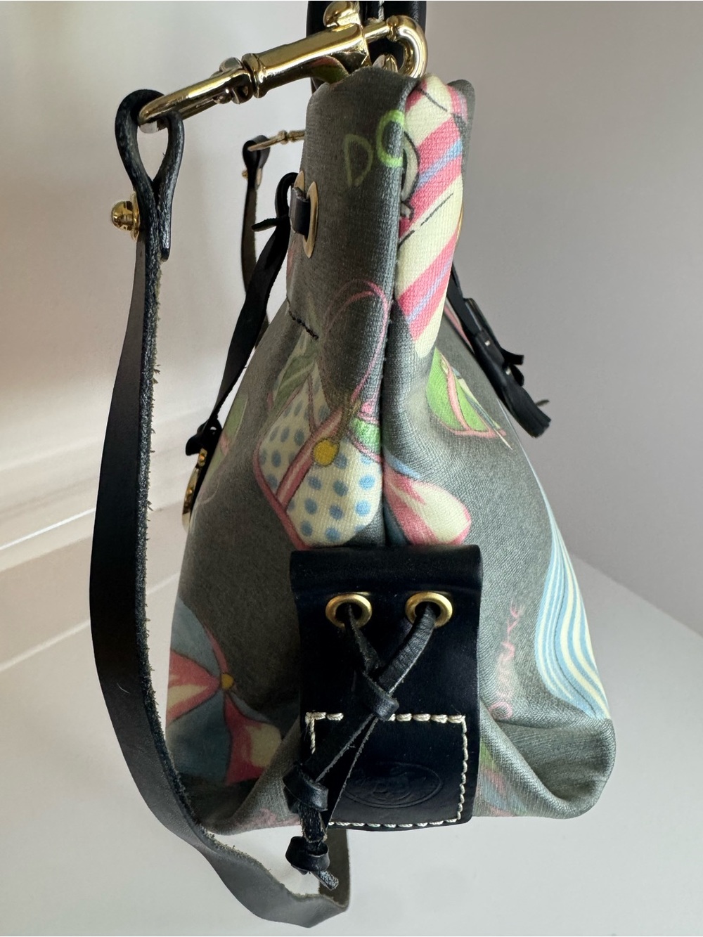#326 Dooney & Bourke Y2K Summer Beach Tassel Coated Canvas & Leather Two Way Bag - Picture 4 of 14